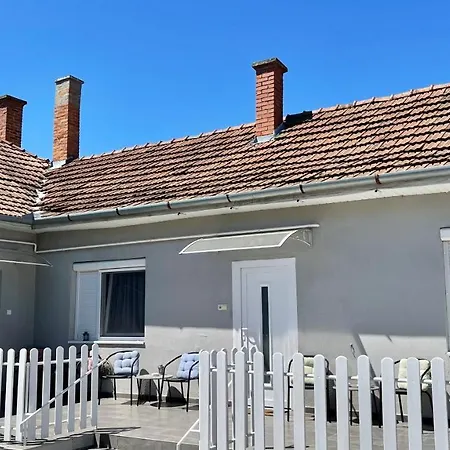Szin-Haz Apartman (Adults Only)