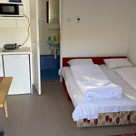 Szin-Haz Apartman (Adults Only)